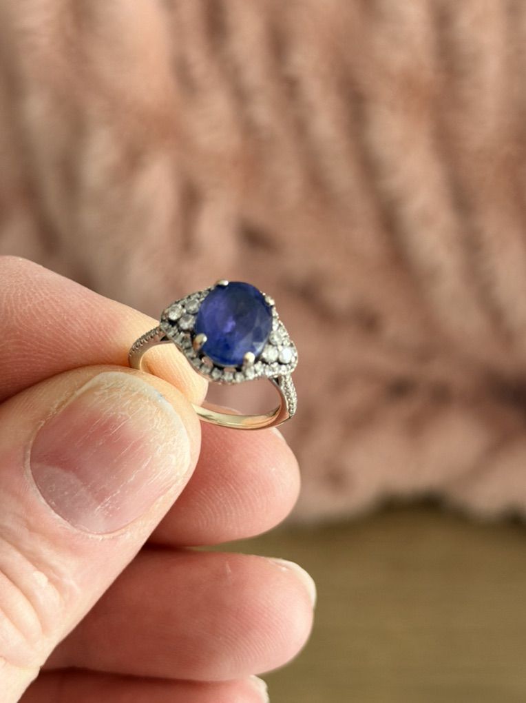 Beautiful Tanzanite Diamond Ring