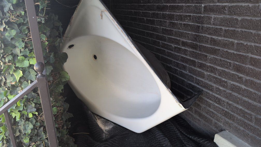 cast iron corner tub
