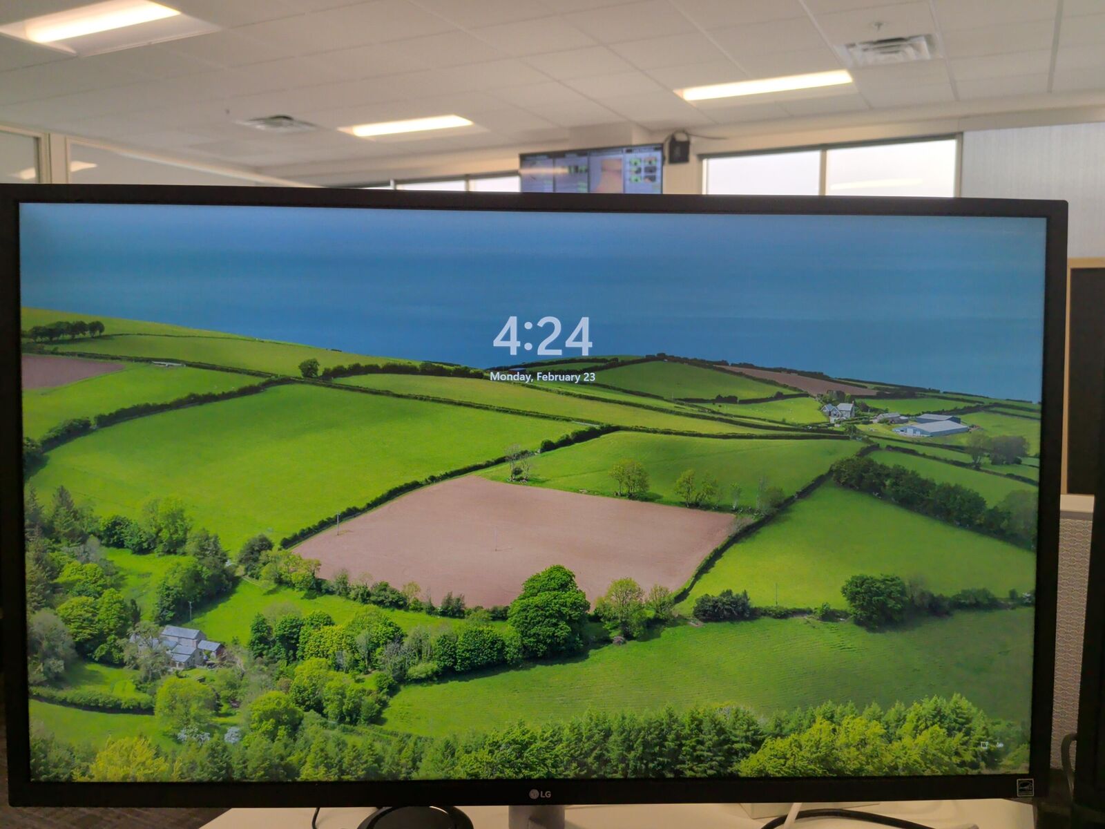 LG 32” QHD Monitor (2560×1440) – 75Hz – HDR10 – FreeSync