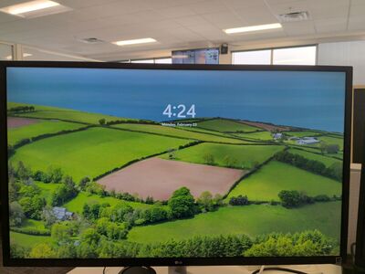 LG 32” QHD Monitor (2560×1440) – 75Hz – HDR10 – FreeSync