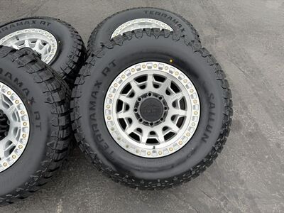 17 Lock Lunatic 8 Lug 8x6.5 | 8x165 33 285/70R17