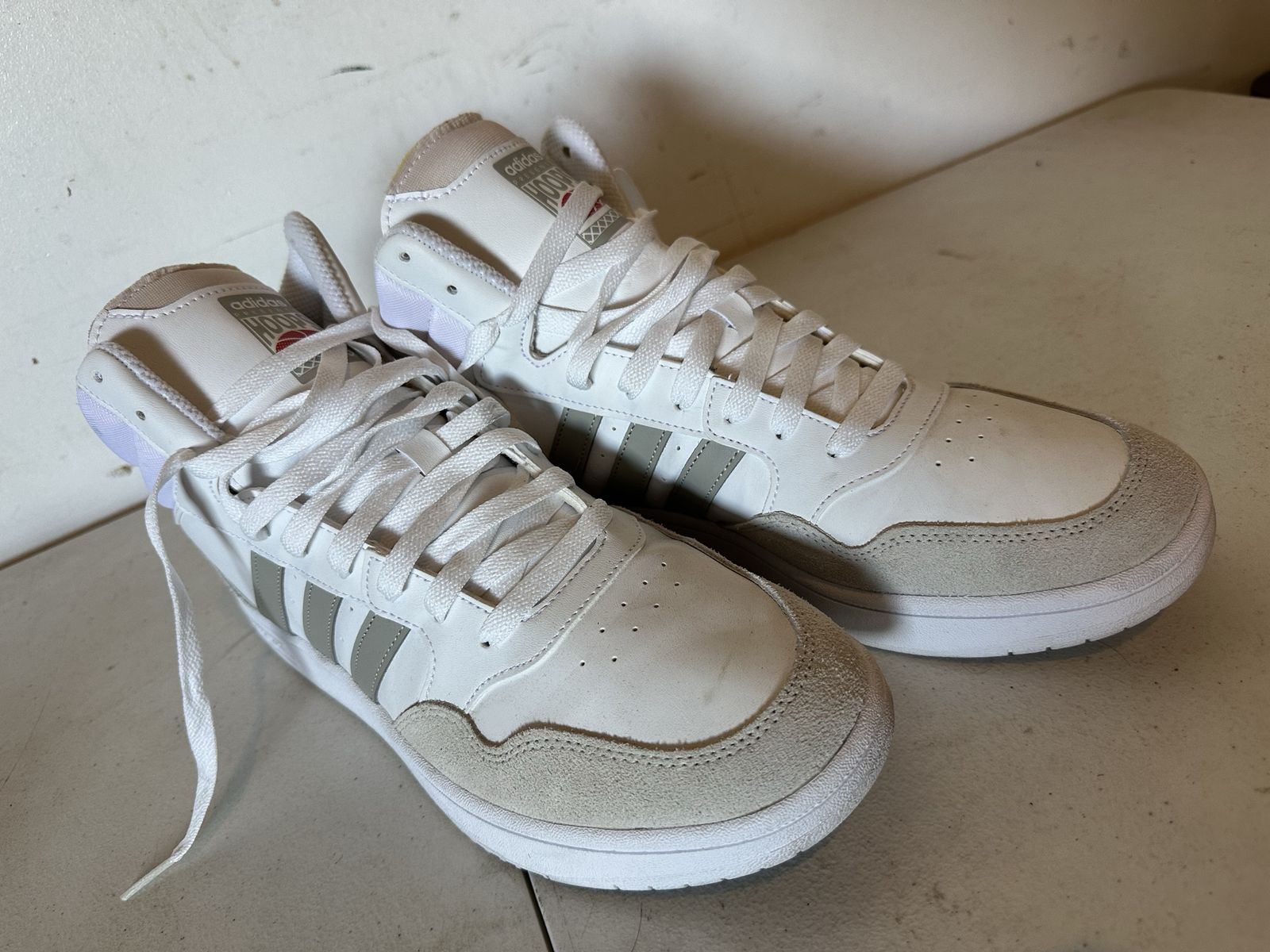 Adidas Men’s Hoops 3.0 Mid, White/Grey SIZE 11 Sneakers Shoes Casual (NO BOX)