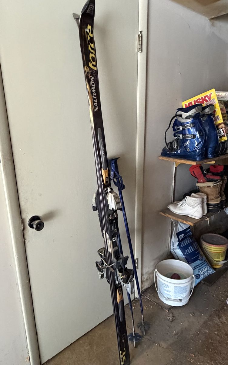 188 cm downhill skis with bindings