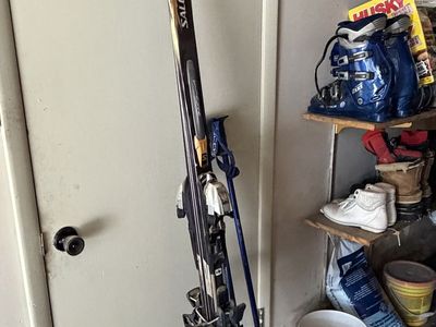 188 cm downhill skis with bindings