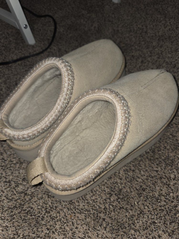 Cozy Beige Suede Lined Slippers - Women's Size 7 (New)