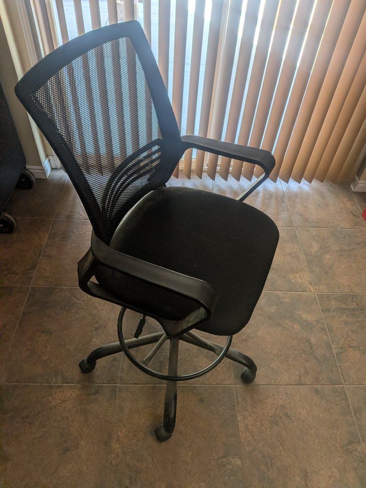 Black Mesh Back Office Desk Chair with Footrest and Wheels - Used