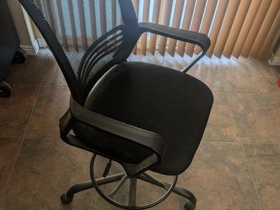 Black Mesh Back Office Desk Chair with Footrest and Wheels - Used