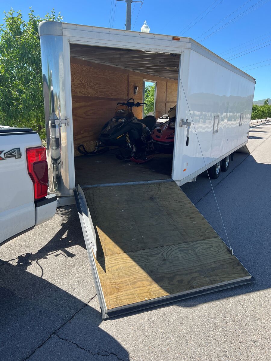 8.5x28 TRAILER + 4 SNOWMOBILES