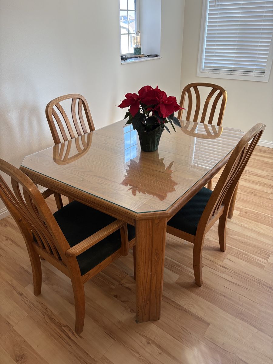Oak Table, 8 chairs, 2 leaves, glass for top