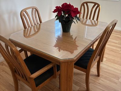 Oak Table, 8 chairs, 2 leaves, glass for top