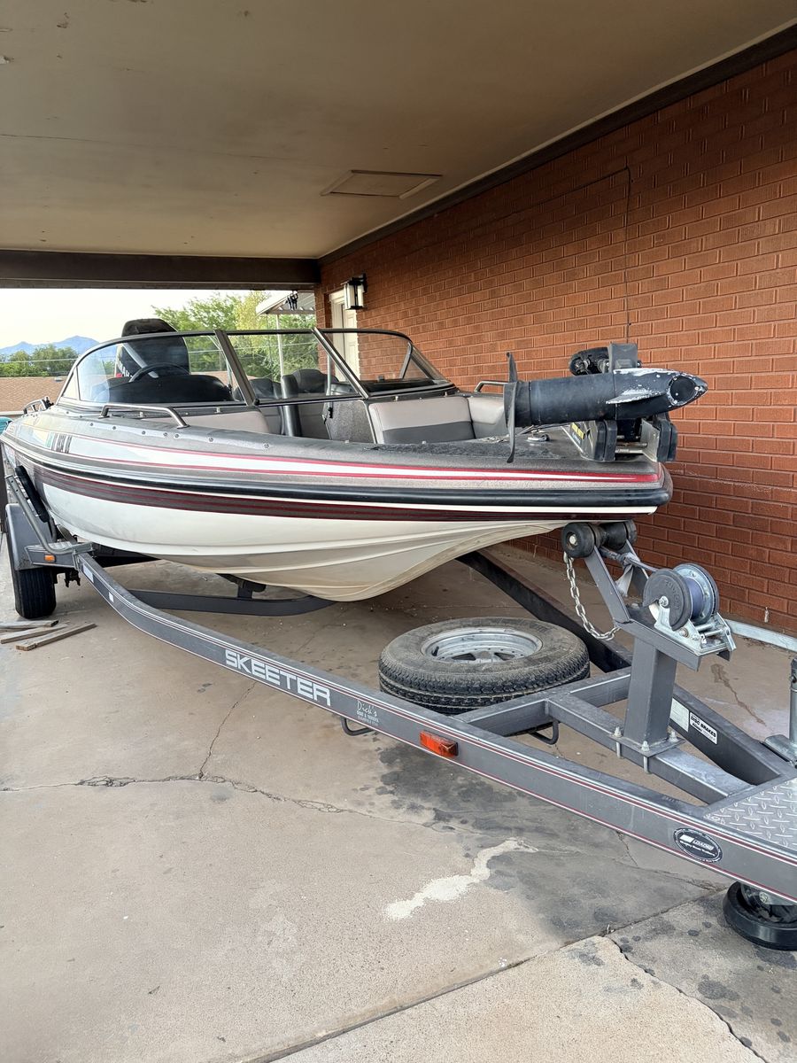 2001 Skeeter SL190 Motorboat with Trailer and Trolling Motor