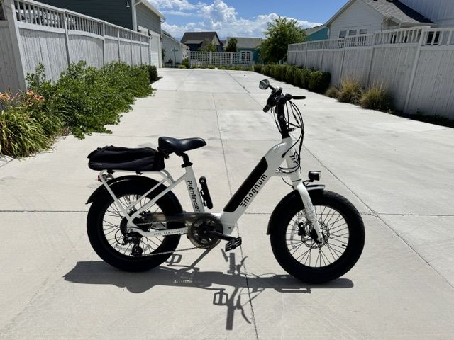 Magnum Pathfinder Electric Fat Tire Bike - White E-bike with Rack & Toolkit, Excellent Condition