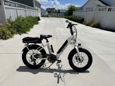 Magnum Pathfinder Electric Fat Tire Bike - White E-bike with Rack & Toolkit, Excellent Condition