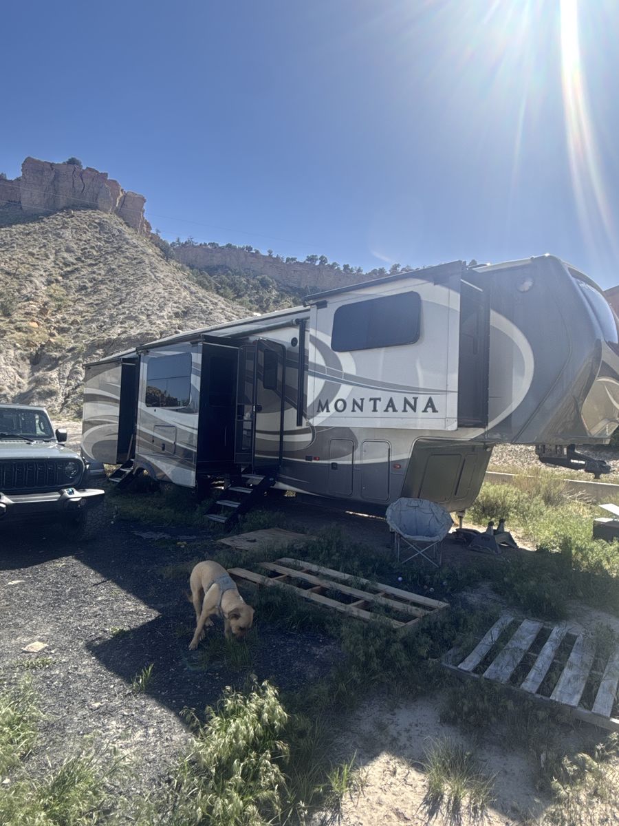 2018 Montana Legacy Edition 3730 FL 4 seasons living