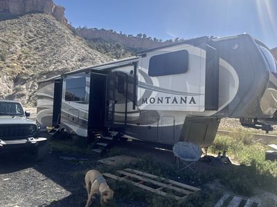 2018 Montana Legacy Edition 3730 FL 4 seasons living