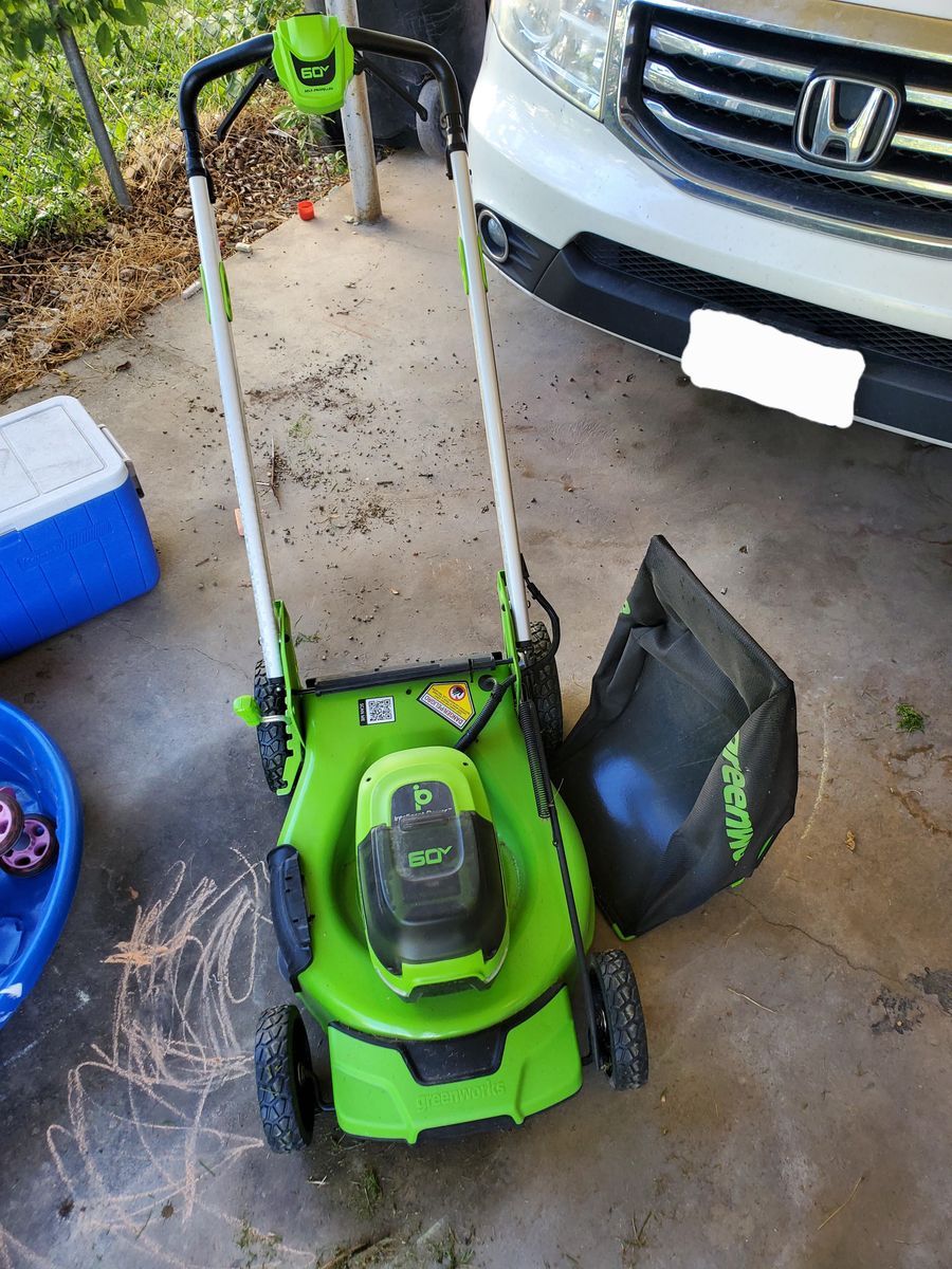Greenworks MO60L810 Electric Lawn Mower (Cordless)