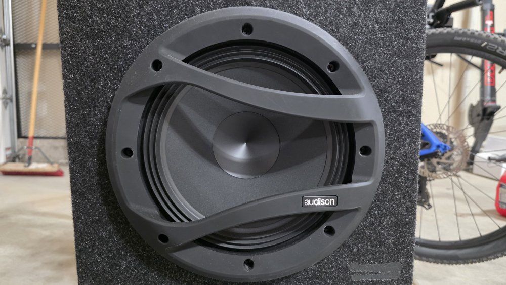Audison Voce av 10 subwoofer and box