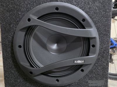 Audison Voce av 10 subwoofer and box