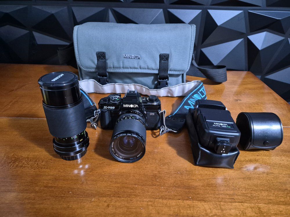 Minolta X-700 Black SLR 35mm Film Camera + 2 Lenses Teleconverter, Flash & Camera Bag. Excellent Conditions! 