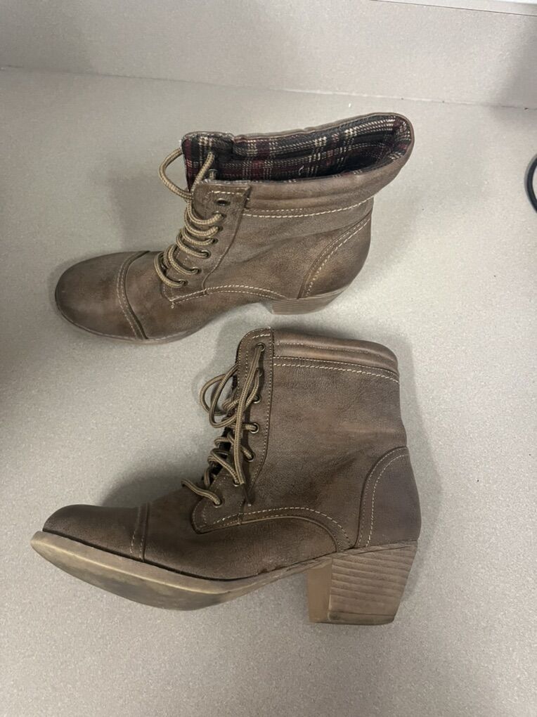 Womens Boots, Size 7.5