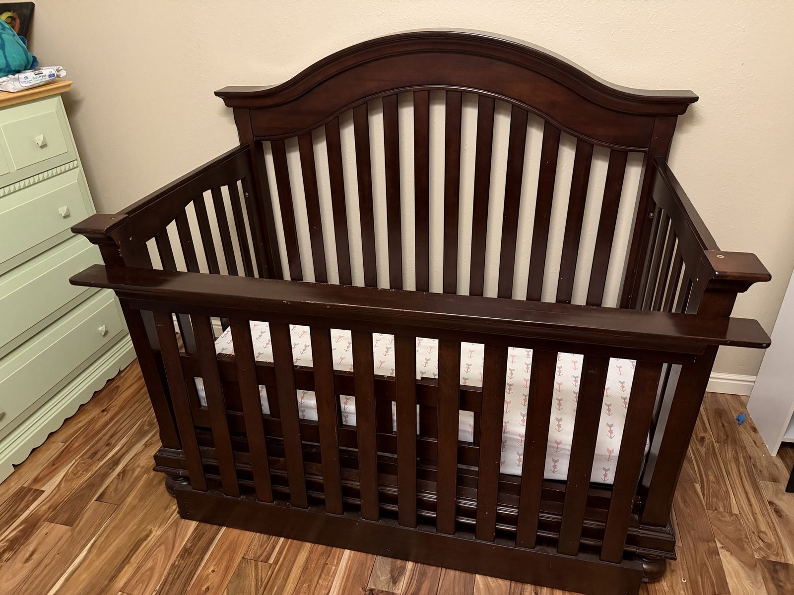 Convertible Crib,/Toddler Bed/Day Bed