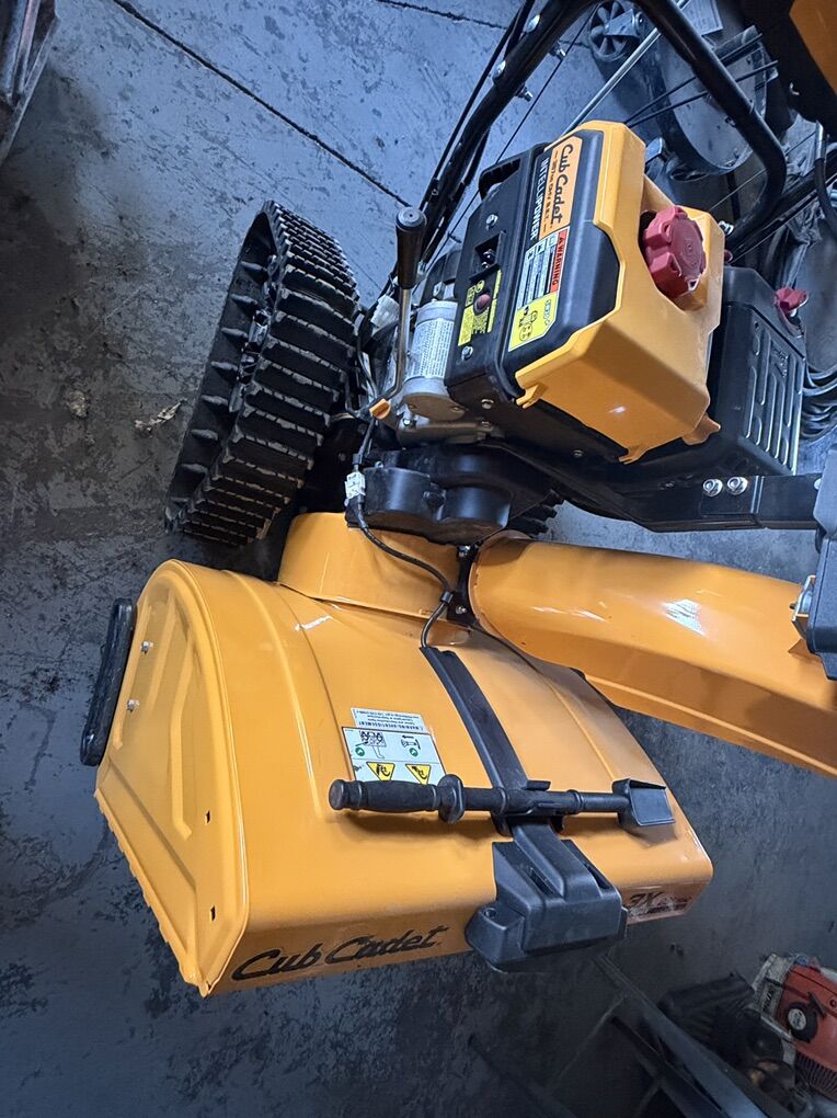 Track Drive 3 Stage  Snow Blower Cub cadet