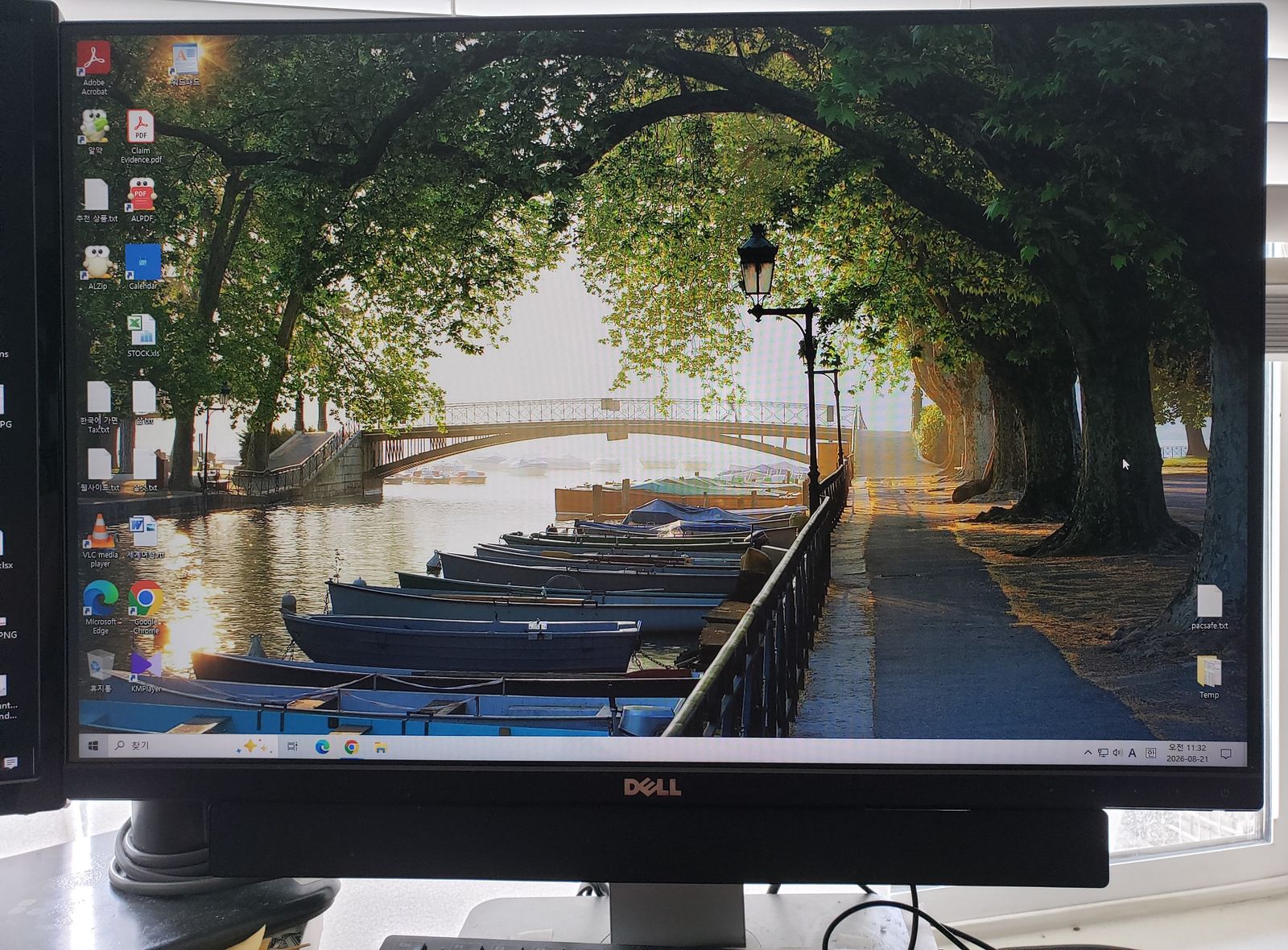 Dell 24 inch Computer Monitor ($25) + Two 19 inch Monitors ($10 each)