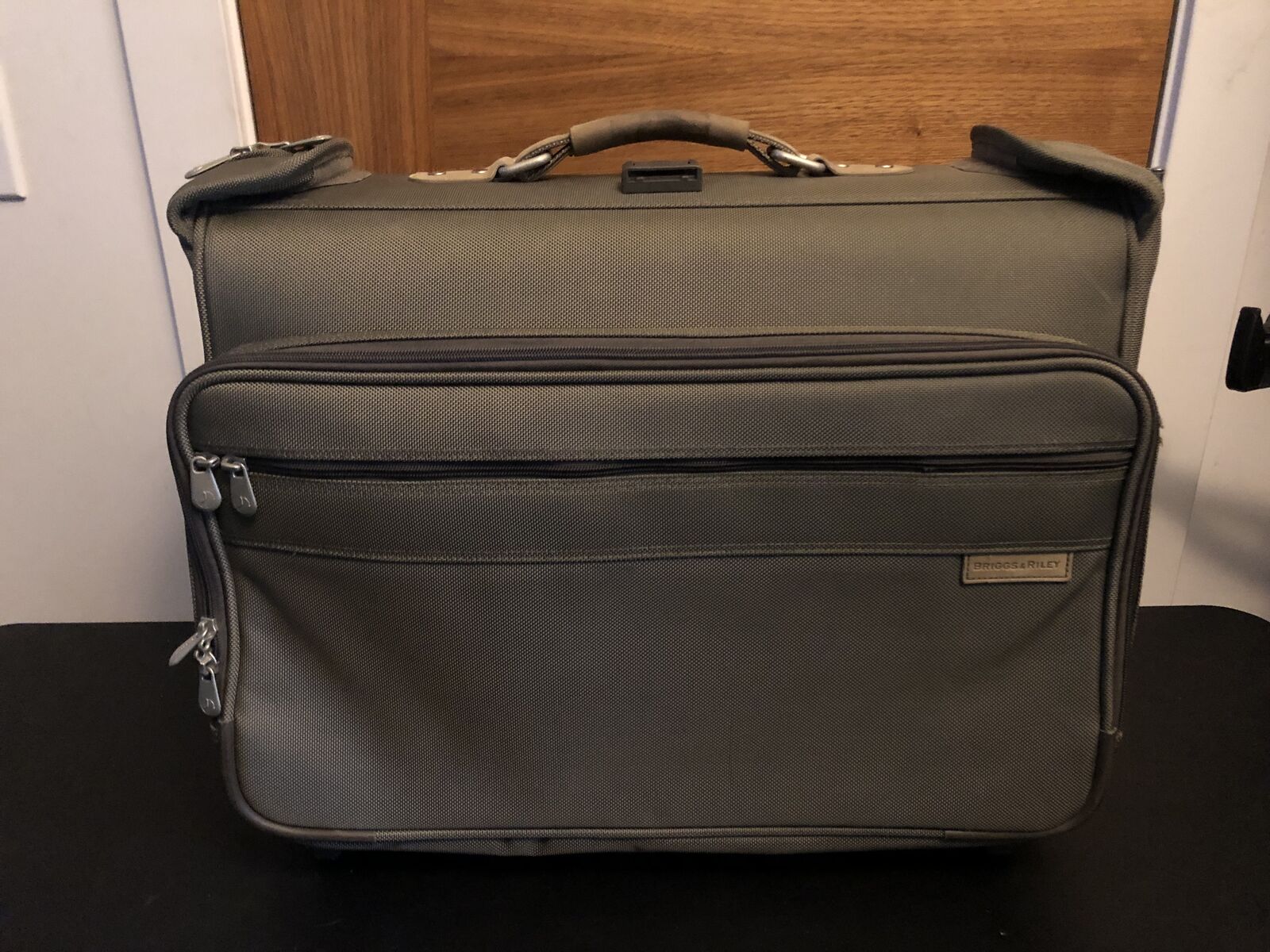 Briggs and Riley Garment Bag U74-4 Carry On Luggage 2 Wheel