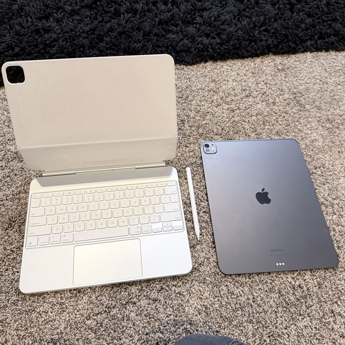 2024 iPad Pro 13” M4 256GB (WiFi) + Magic Keyboard + Apple Pencil