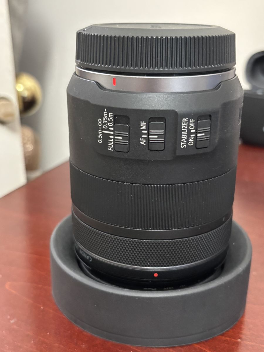 Canon RF 85mm F2 Macro lens LNIB. With hood and filter