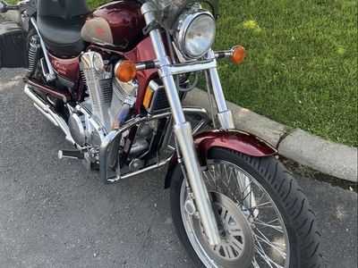 Suzuki Intruder 1400 Cruiser Motorcycle - Burgundy/Silver