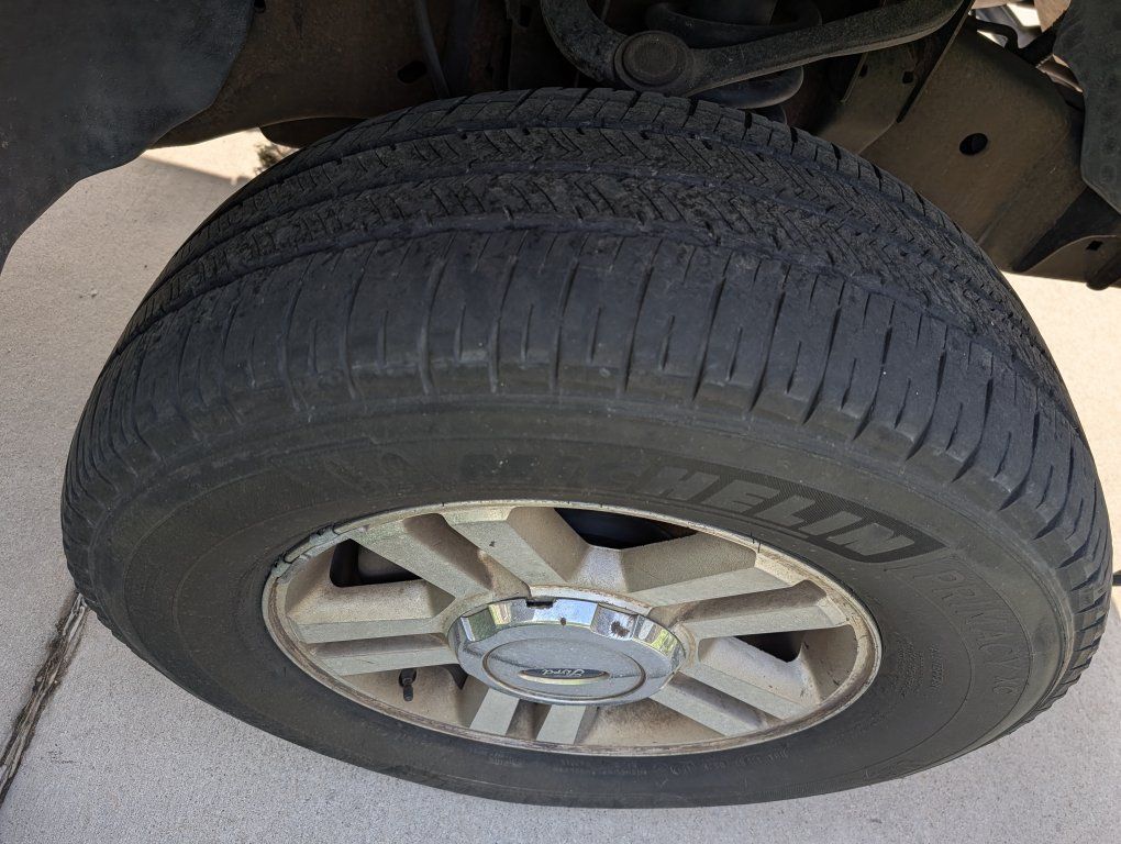 Michelin P275/65R18 PRIMACY XC All-Season Tire & Ford Wheel Assembly - Used