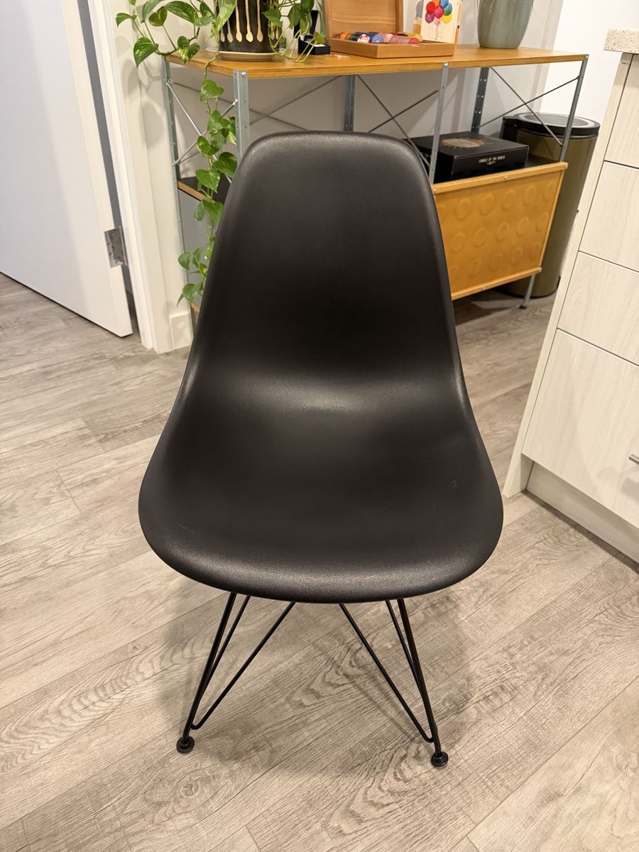 Herman Miller Eames Molded Plastic Side Chair