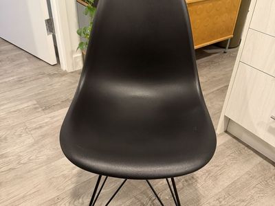Herman Miller Eames Molded Plastic Side Chair