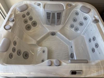 New fully loaded Hot Tub