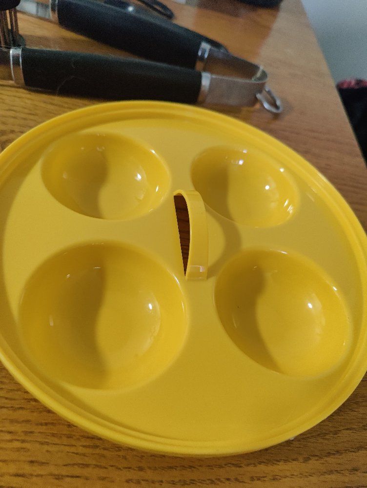 Yellow Microwave Egg Poacher - 4 Egg Capacity, Convenient Handle, Used - missing lid