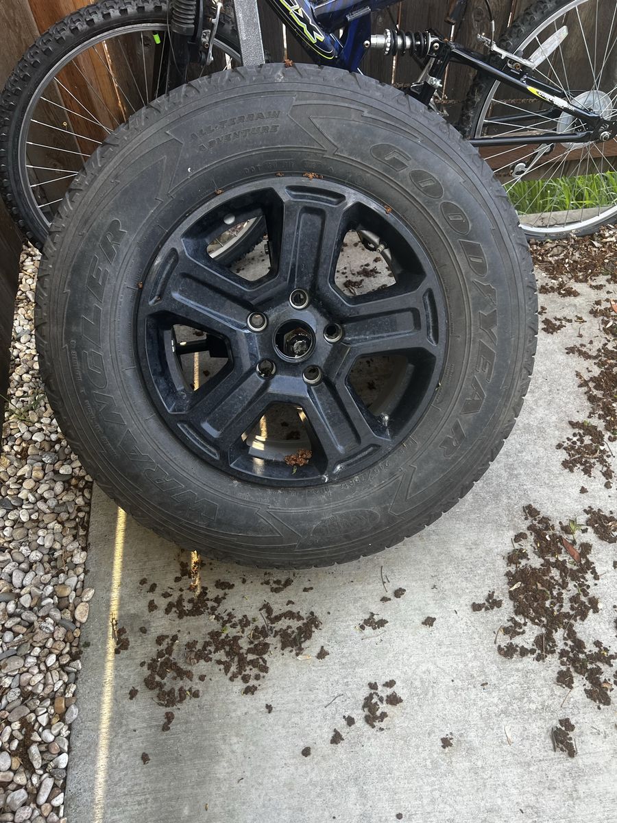Jeep Wheel And Tire  245 75 17