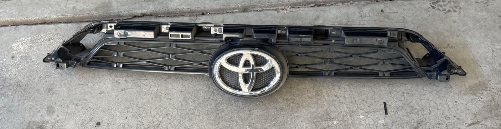 OEM Toyota 4Runner Front Grille – 2017 SR5