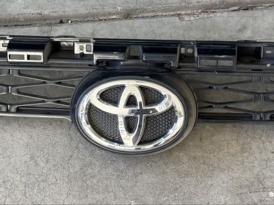 OEM Toyota 4Runner Front Grille – 2017 SR5