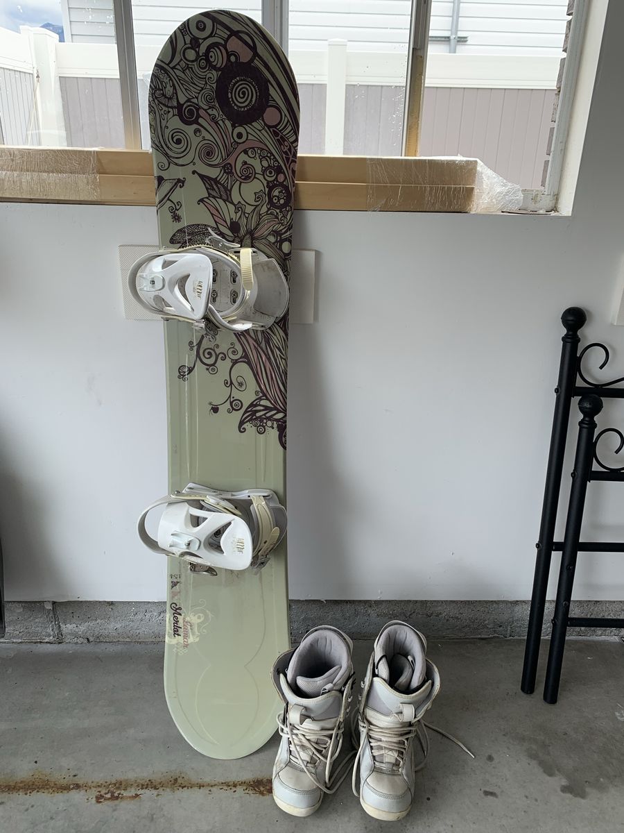 Lamar Snowboard with Bindings and Boots - 5’0”