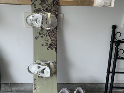 Lamar Snowboard with Bindings and Boots - 5’0”