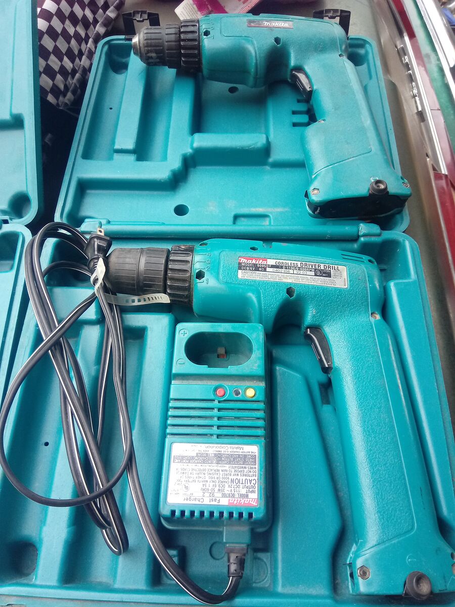 3 mikita drills and charger... Missing batteries