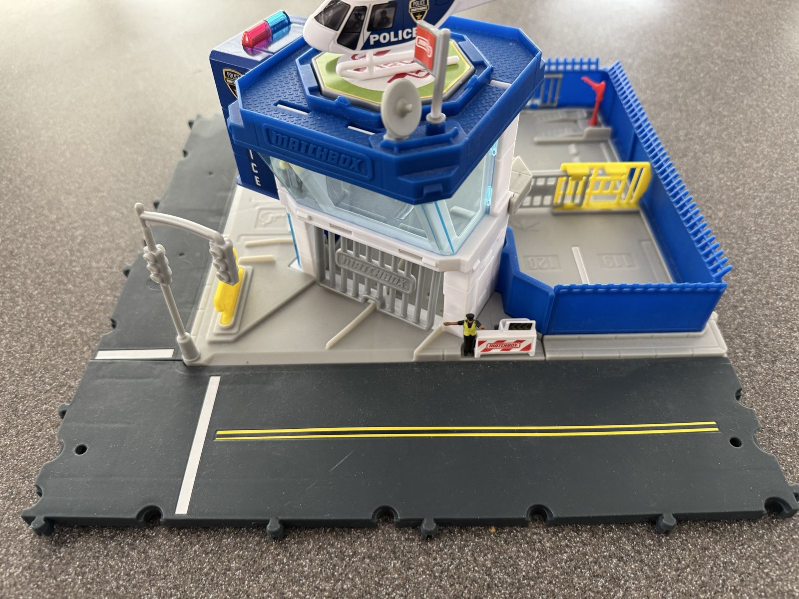 Matchbox Action Drivers Police Station Dispatch with exclusive Helicopter and Ford Police Interceptor