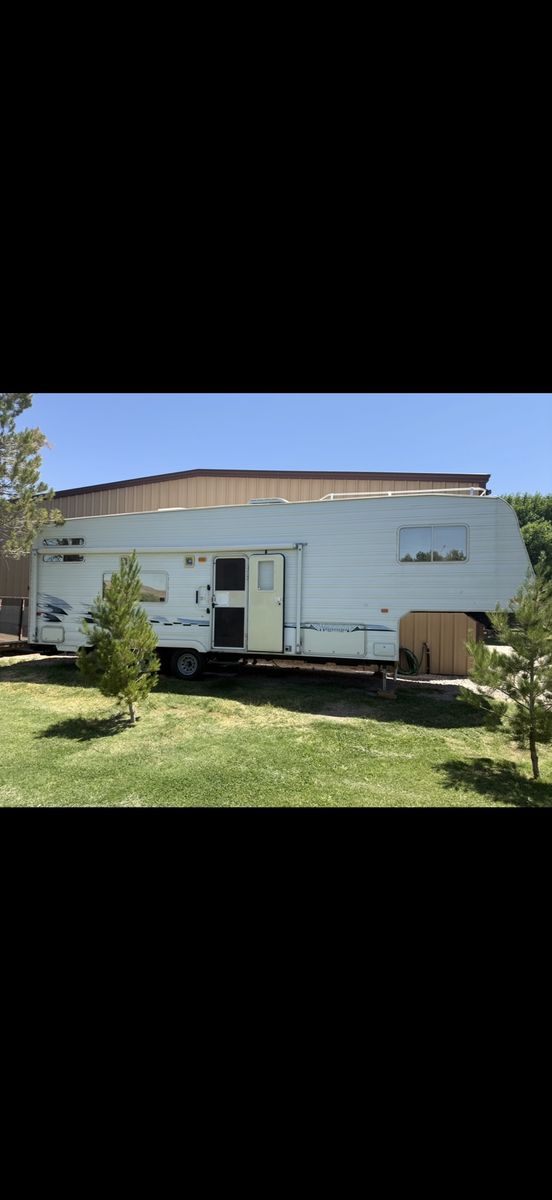 2005 32’ Weekend Warrior 5th Wheel