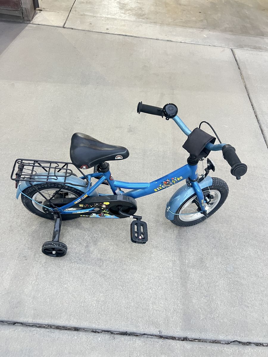 Children’s bike w/removable training wheels, bell, hand and standard brakes.
