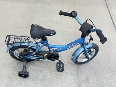 Children’s bike w/removable training wheels, bell, hand and standard brakes.