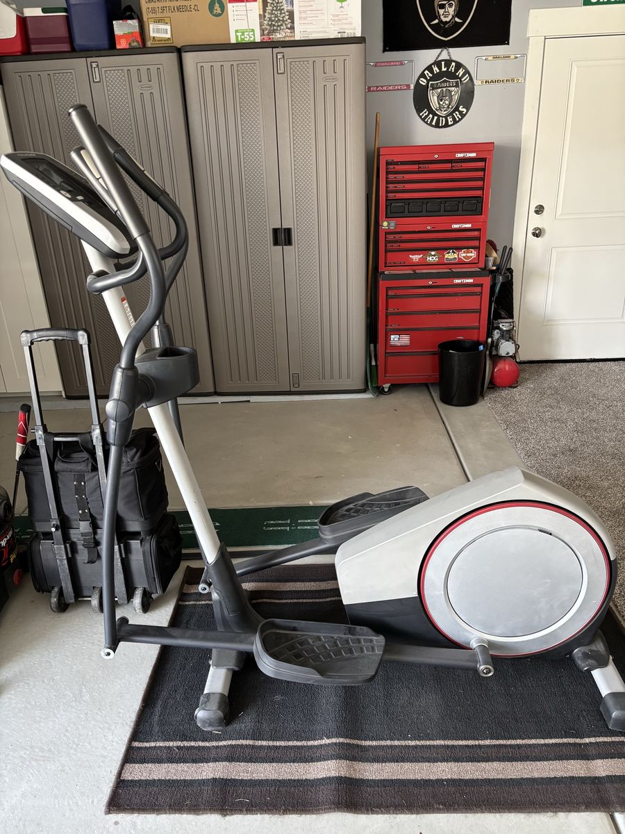 ProForm Elliptical - iPod Compatible, Adjustable Resistance, Wt. Loss & Performance Workouts