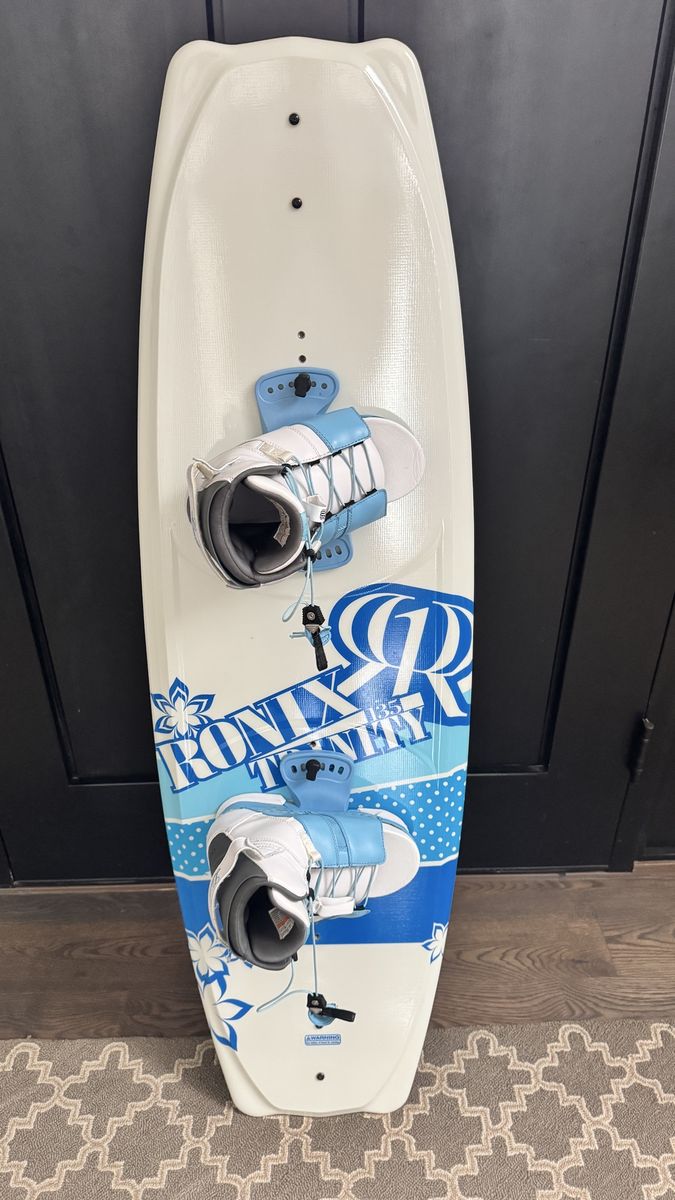 Ronix Trinity 135 Women's Wakeboard w/ Luxe Bindings (Size 6-8.5) & Bag