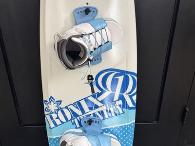 Ronix Trinity 135 Women's Wakeboard w/ Luxe Bindings (Size 6-8.5) & Bag
