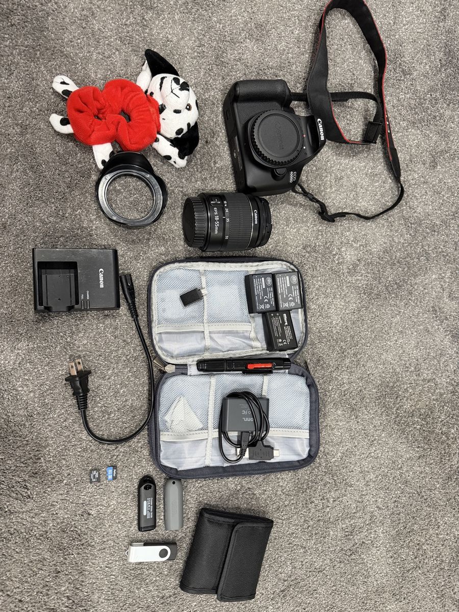 DSLR Cañon EOS 4000D camera with accessories